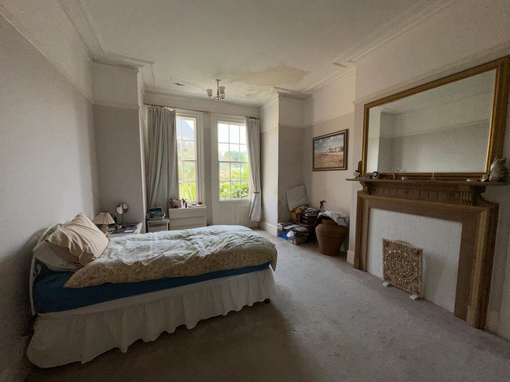 Lot: 136 - SUBSTANTIAL THREE-BEDROOM GARDEN FLAT FOR REFURBISHMENT - Main bedroom with access into the garden